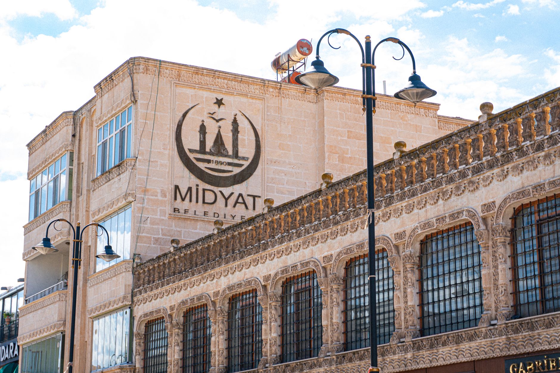 Ornate stone architecture of Midyat, showcasing the unique historical design and craftsmanship in Mardin, Türkiye. — Importan