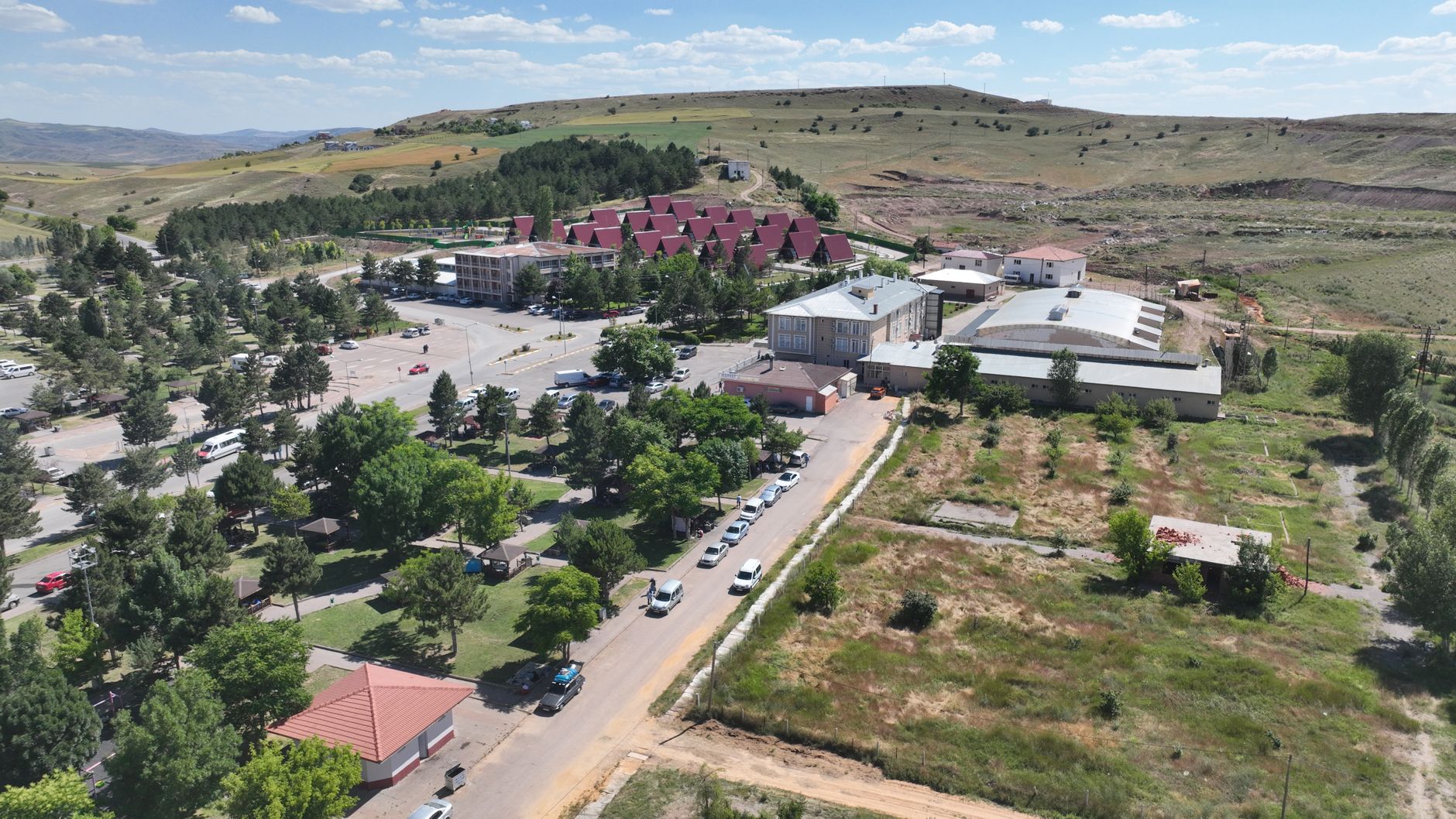 Scenic aerial shot showcasing rural architecture and landscape in Sivas, Turkey. — Promo kod Vavada za igre i nagrade