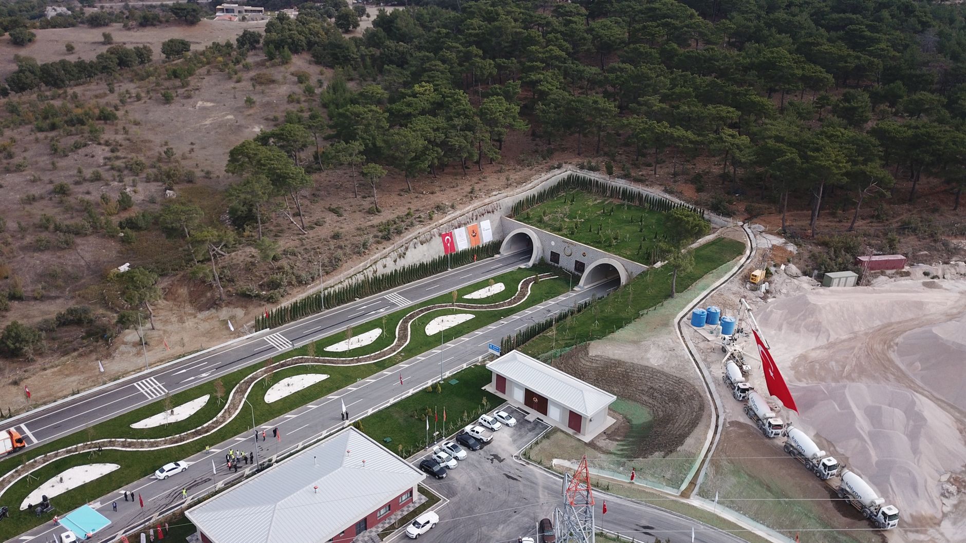 Aerial shot of a tunnel entrance surrounded by greenery in Yeniçam, Turkey. — Vavada sisselogimine ja konto seadistamine